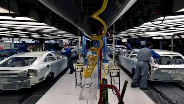 صورة لسيارة مرسيدس تحذر من انهيار الصناعة